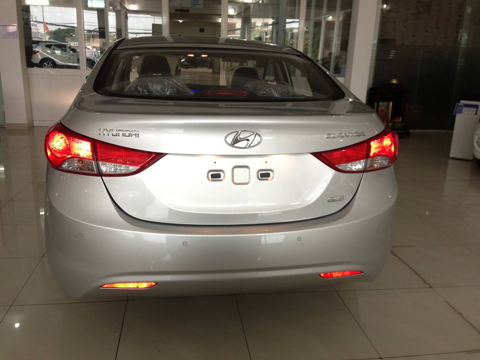 đuôi xe elantra 2013